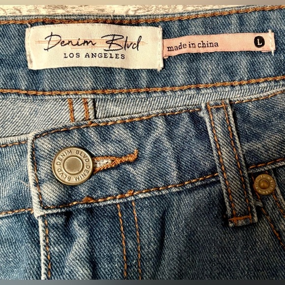 Preloved Denim Blvd Distressed jean shorts Women's Size Large - Picture 3 of 8